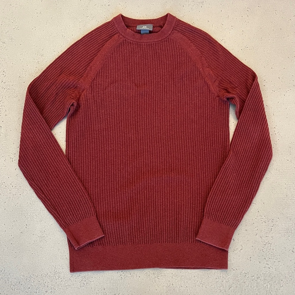 H&M Muscle Fit Coupe Athletique Rustic Red Sweater Size Small
